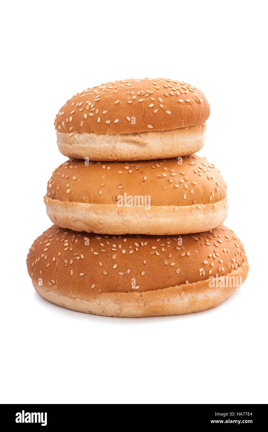 Stapel von Burger-Brötchen mit Sesam isoliert auf weißem Hintergrund mit Beschneidungspfad Stockfoto