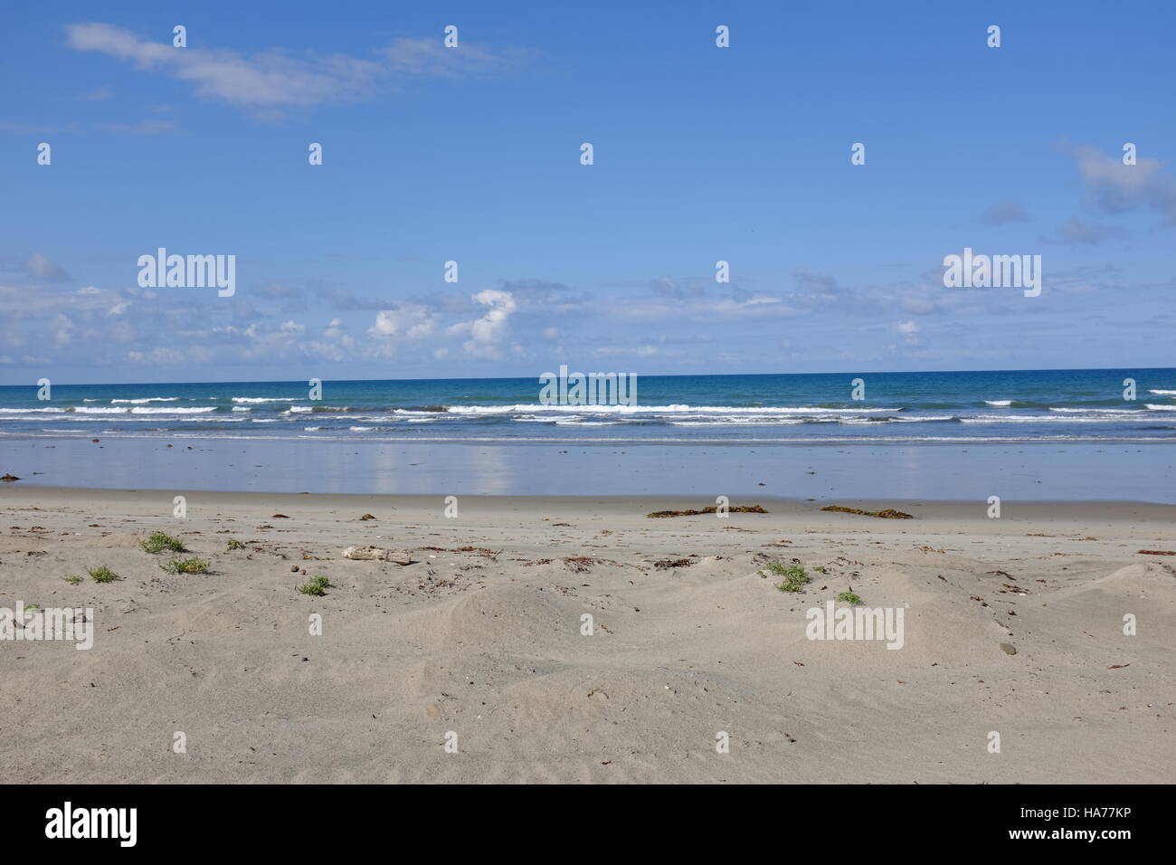 Sonnigen Tag an einem einsamen Strand Stockfoto