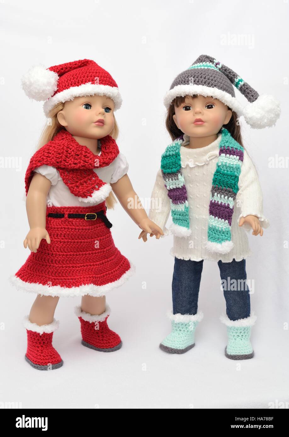 Mädchen Puppen im Winter und Santa Kleidung Stockfoto