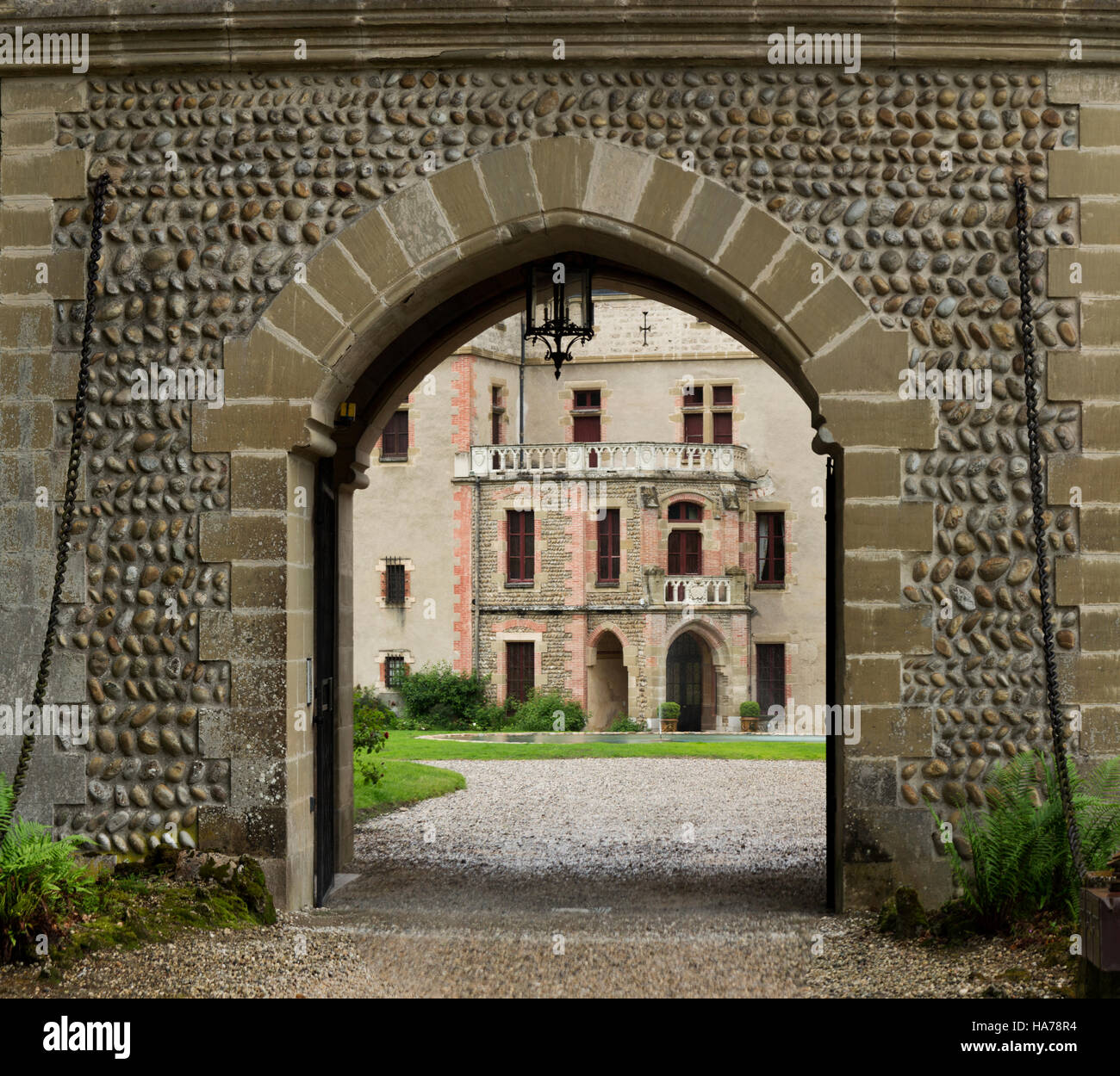 Blick auf das Torhaus und Chateau de Pupetieres Chabons, Frankreich. Stockfoto