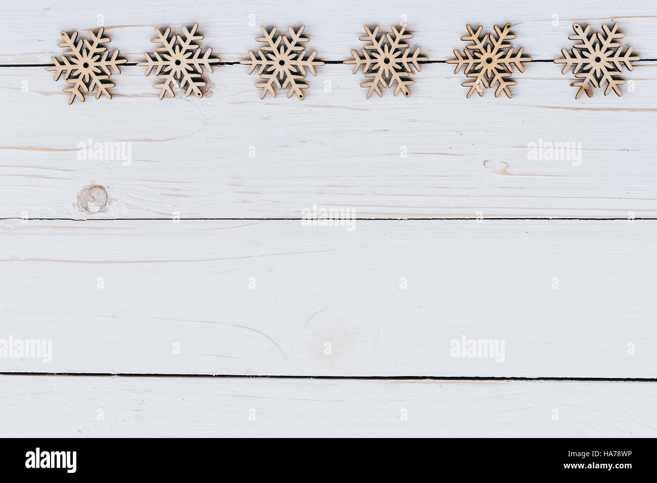 Weihnachtsdekoration aus Holz auf Holz weiß mit Ornamenten. Weihnachten Hintergrund. Stockfoto