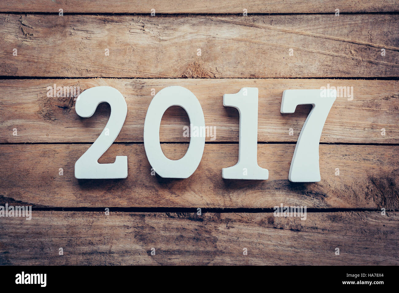 Hölzerne Zahlen bilden die Anzahl 2017, für das neue Jahr 2017 auf einem rustikalen hölzernen Hintergrund. Stockfoto