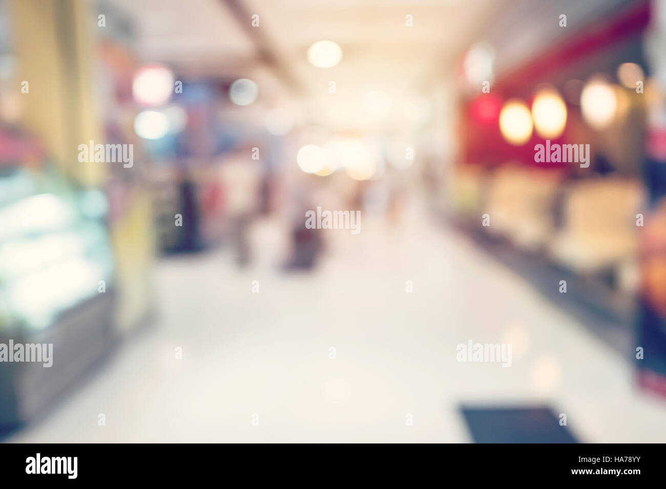 Menschen beim Einkaufen in Kaufhaus. Defokussierten Unschärfe Hintergrund. Stockfoto