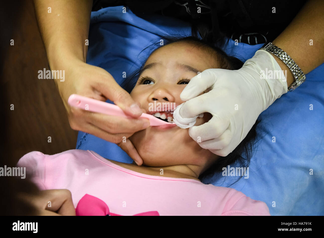 CHIANG MAI, Thailand - 18 April 2016:Doctor Zahnarzt ein Kind zum Zähneputzen zu unterrichten. Medizinisches Konzept. CHIANG MAI, Thailand. Stockfoto