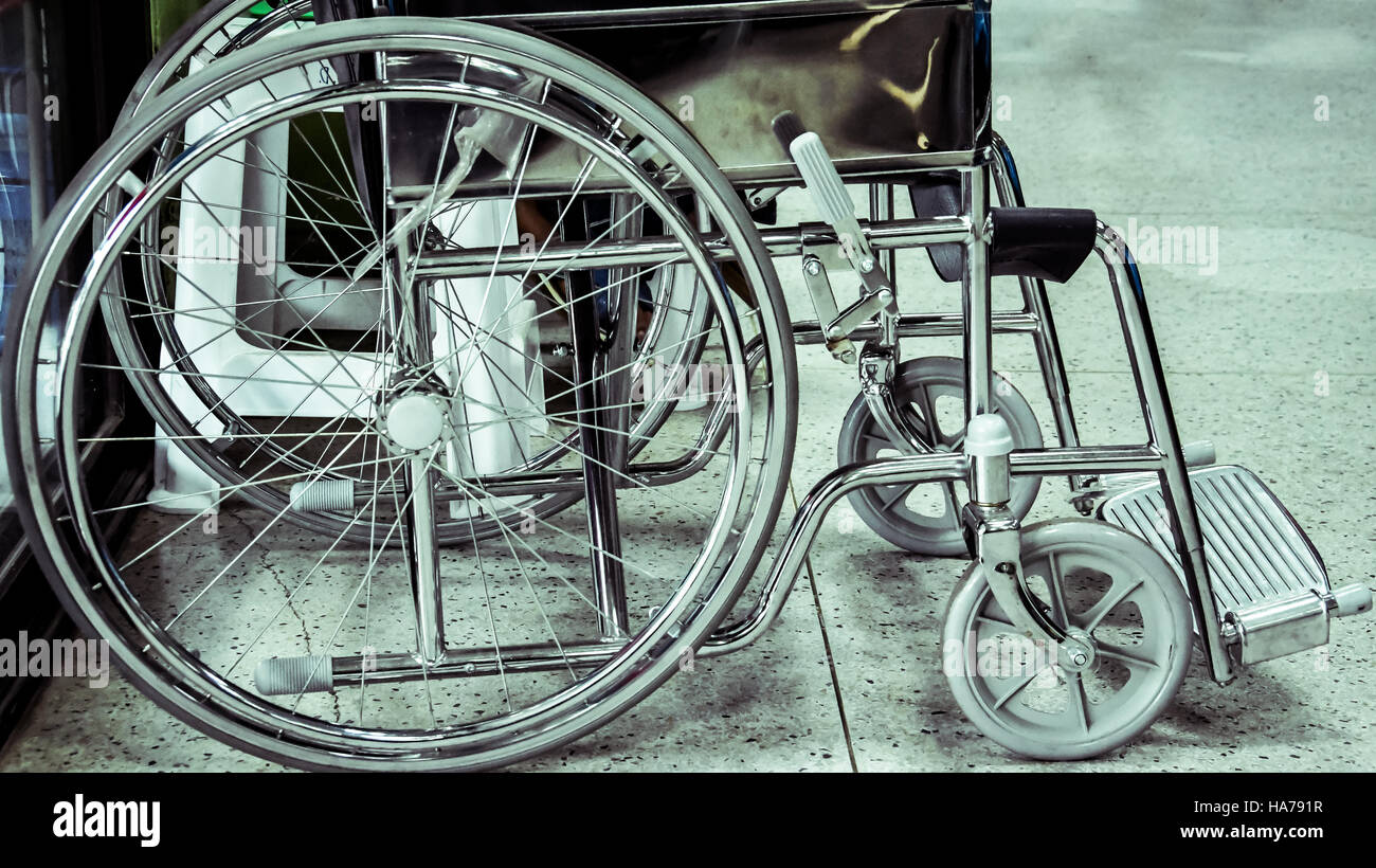Leeren Rollstuhl geparkt im Krankenhaus Stockfoto