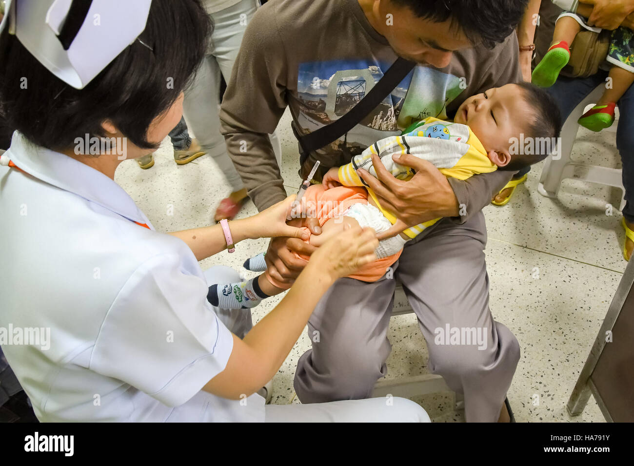 CHIANG MAI, Thailand - 7 August 2016:Children Erhalt Impfstoff auf Seite des Oberschenkels. Kinder-Impfstoff. CHIANG MAI, Thailand. Stockfoto