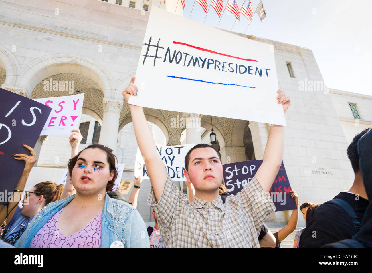 Junge Menschen protestieren gegen Donald Trump in City Hall in Los Angeles, Kalifornien. Stockfoto