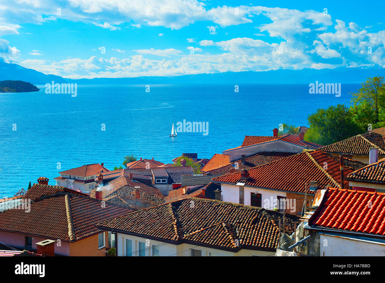 Segelboot auf einem See Ohrid. Alte Stadt-Dächer im Vordergrund. Mazedonien Stockfoto