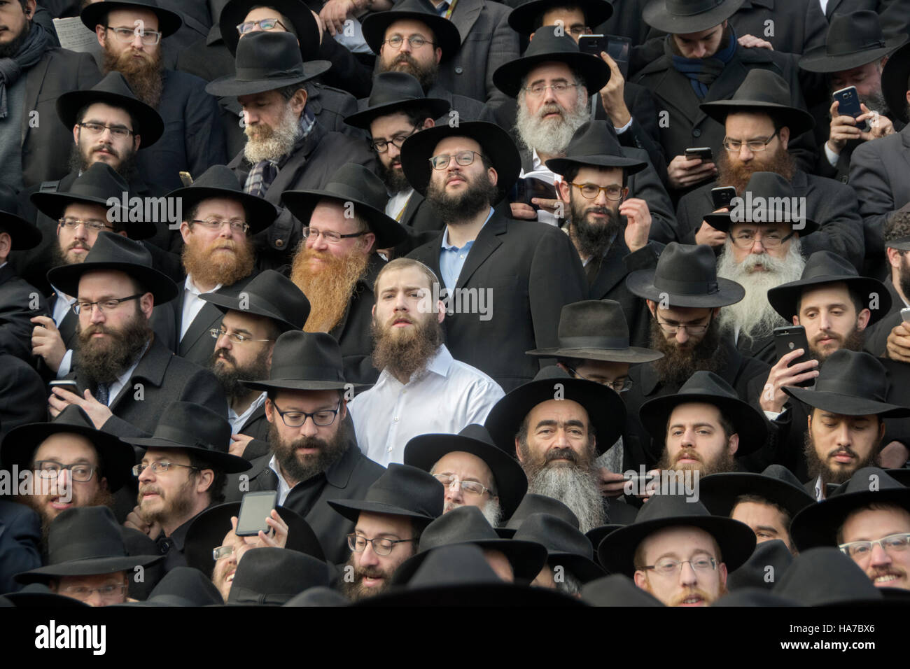 Ein Rabbi gekleidet anders als eine ganze Gruppe bei der jährlichen Gruppenfoto von Lubawitsch Emissäre in Brooklyn, New York Stockfoto