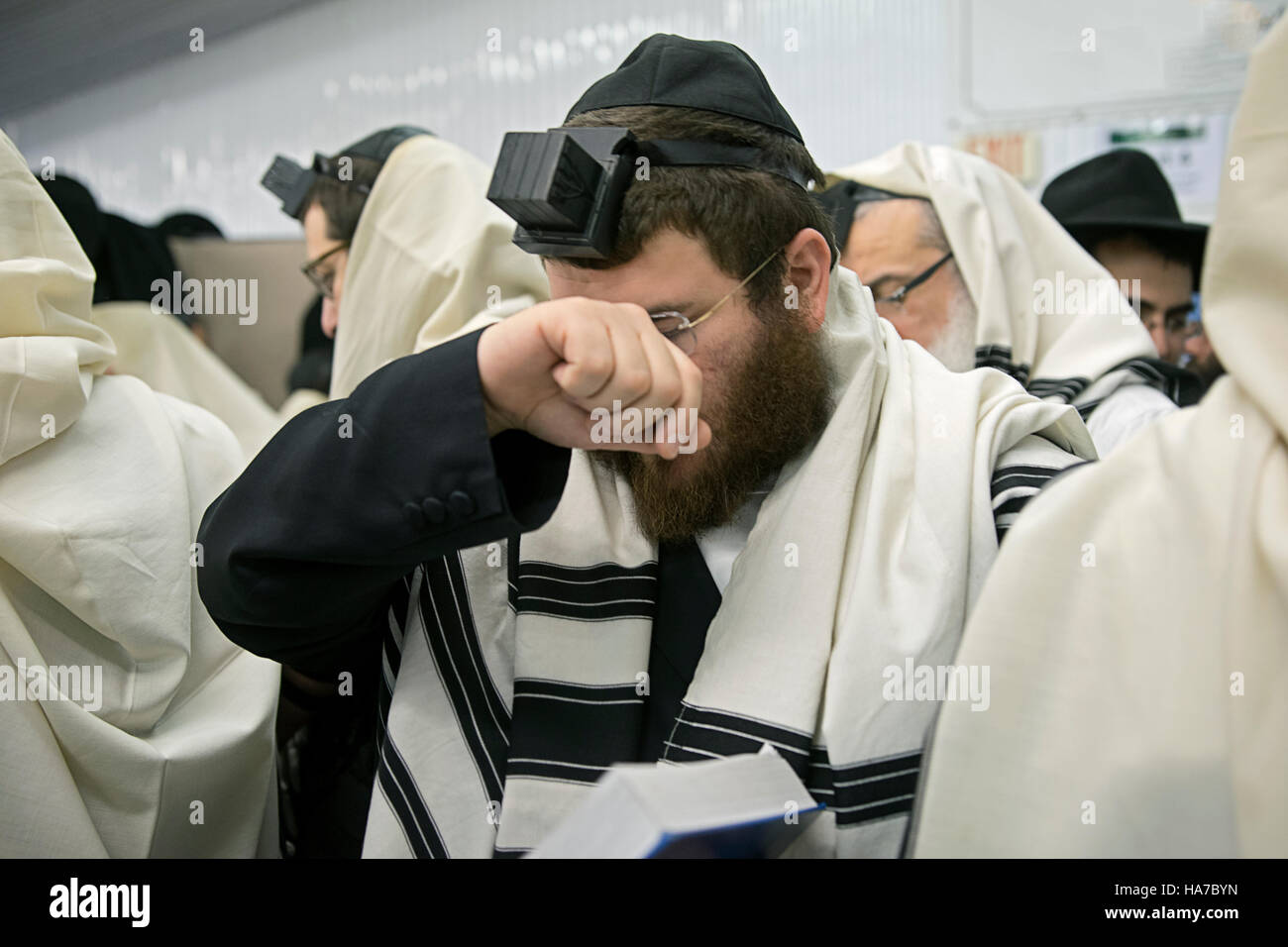 Einen religiösen jüdischen Mann mit seiner Hand über seine Augen zu beten. Bei der Ohel Montefiore Friedhof in Cambria Heights, Queens NY Stockfoto