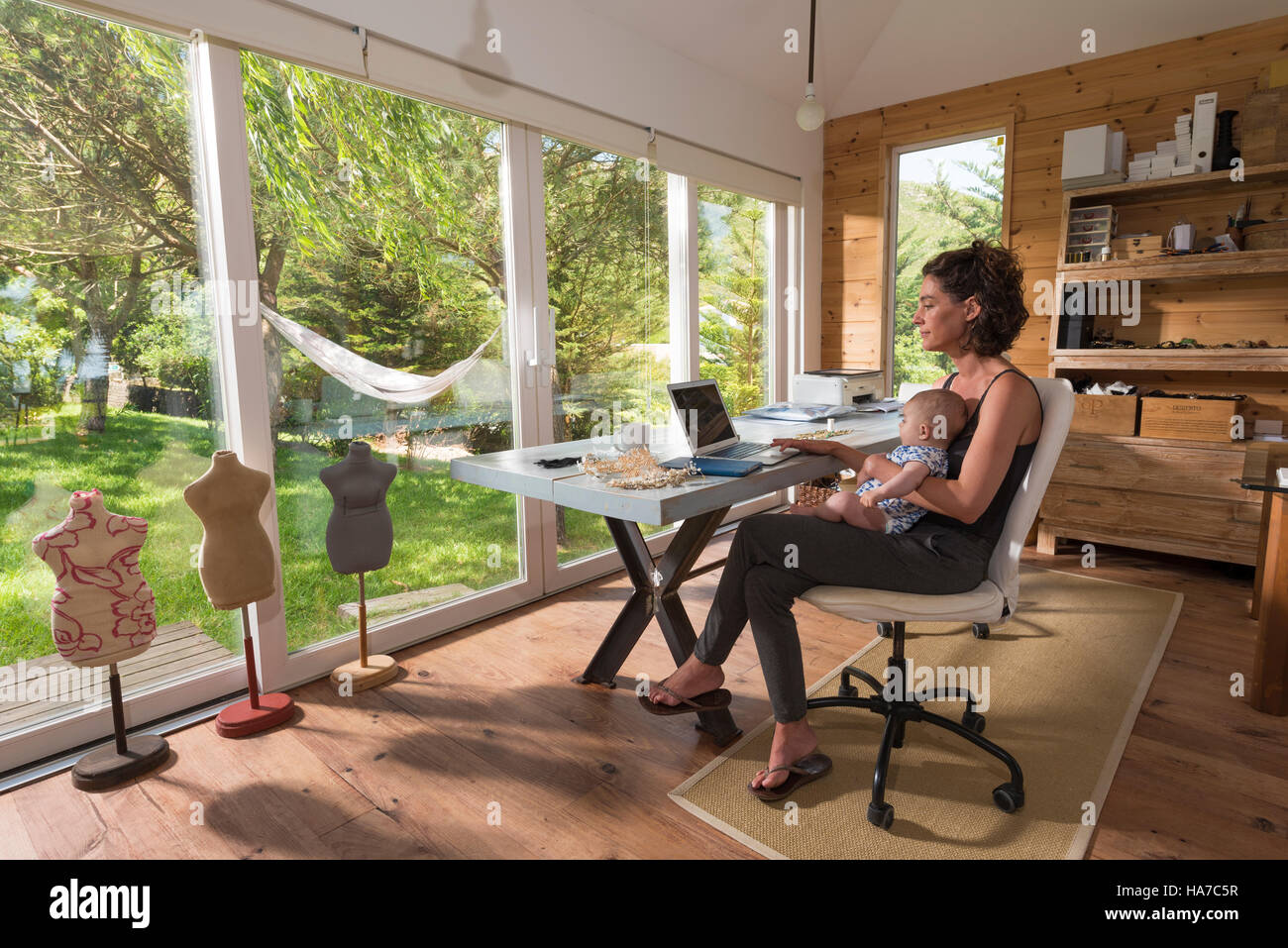 Selbständiger Mutter mit ihrem Baby zu Hause. Stockfoto