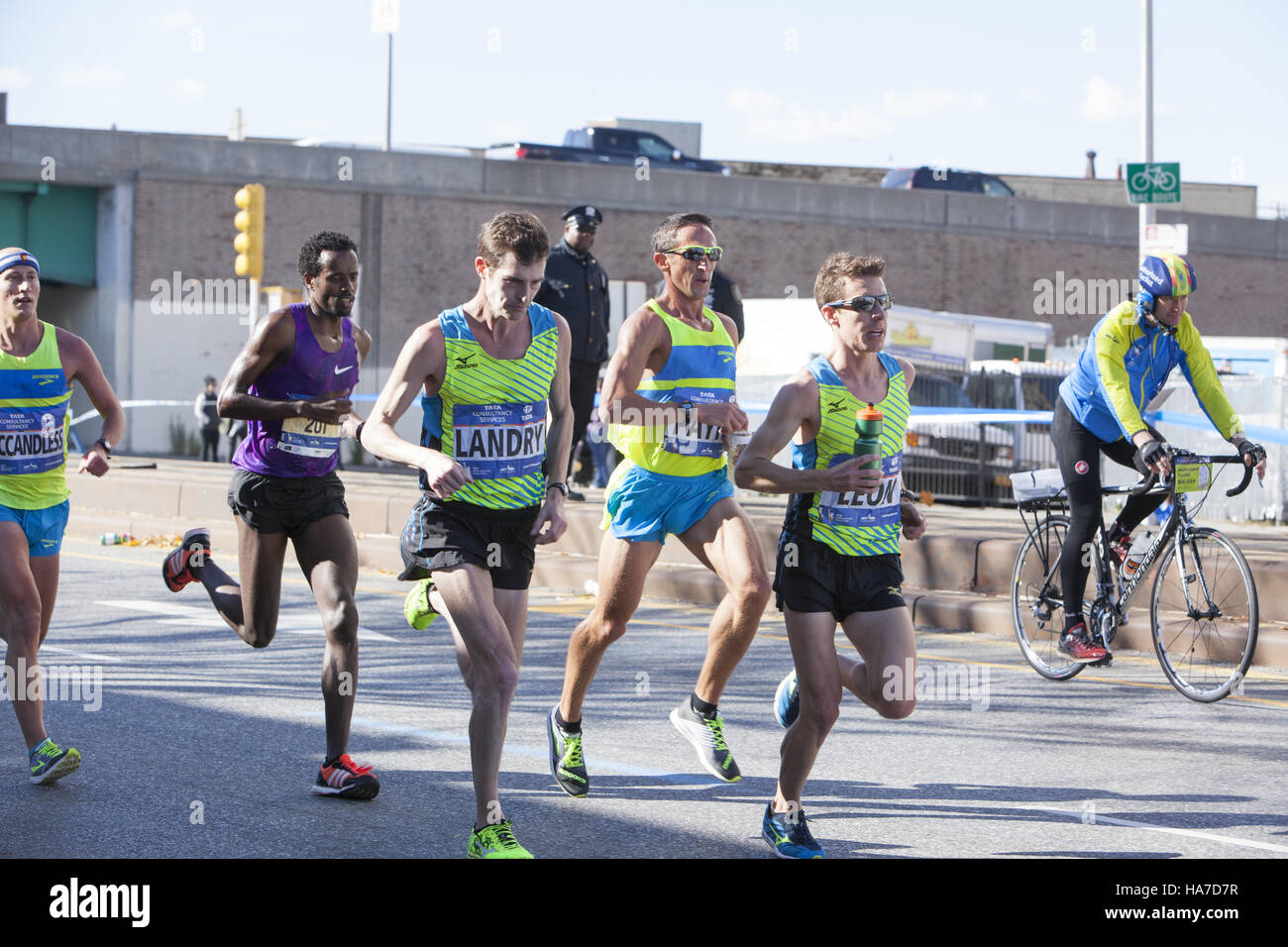 New York City Marathon-Läufer auf der 4th Avenue in Brooklyn etwa 4 Meilen ins Rennen. Stockfoto