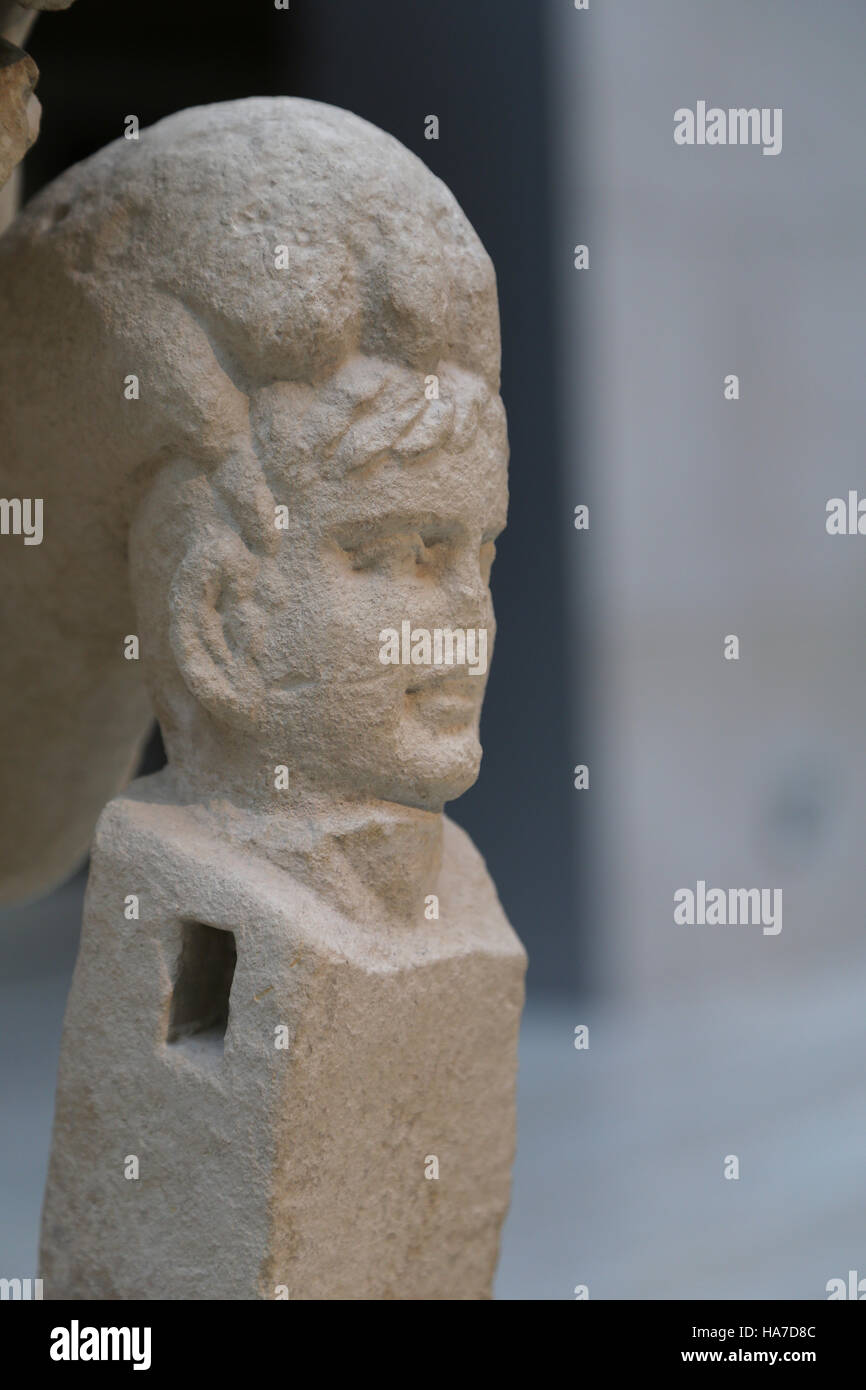 Bär von Porcuna. Kalkstein. Späte iberischen Kultur. 1. Jahrhundert BC-1. Jahrhundert n. Chr.. Porcuna, Jaen, Spanien. Detail: Tatze auf dem menschlichen Kopf. Stockfoto