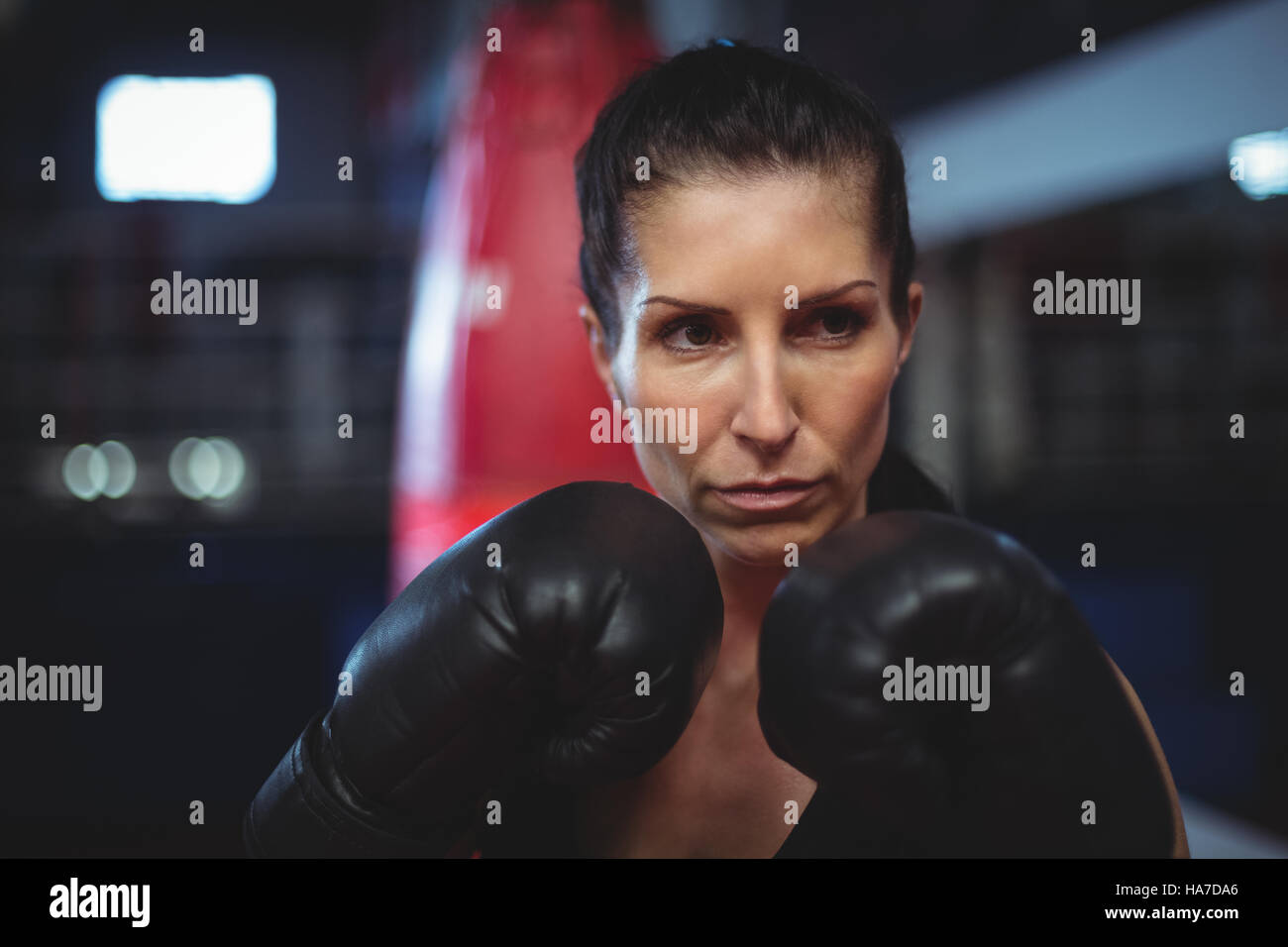 Boxerin darstellende Boxen-Haltung Stockfoto