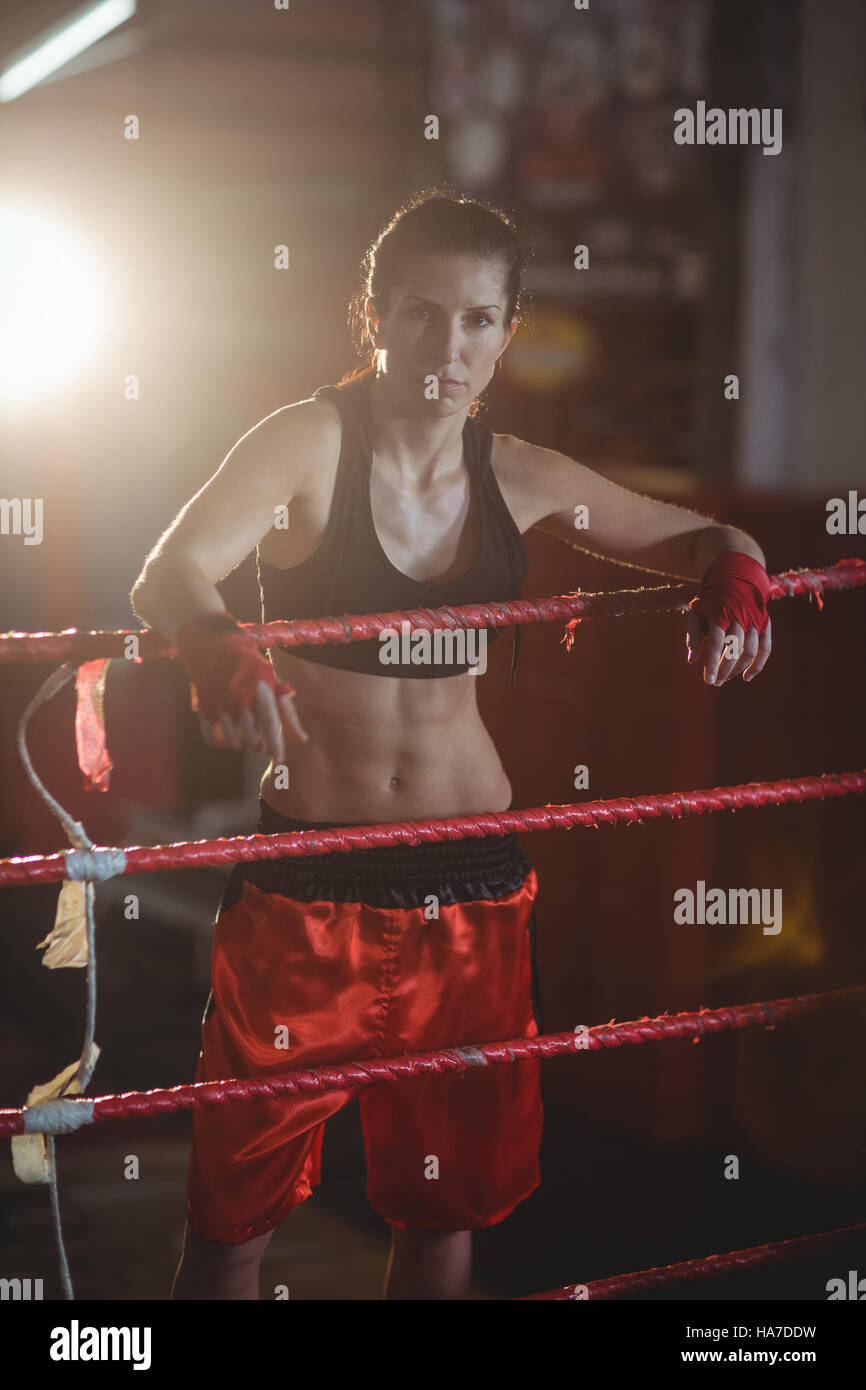 Boxerinnen im Boxring stehen Stockfoto
