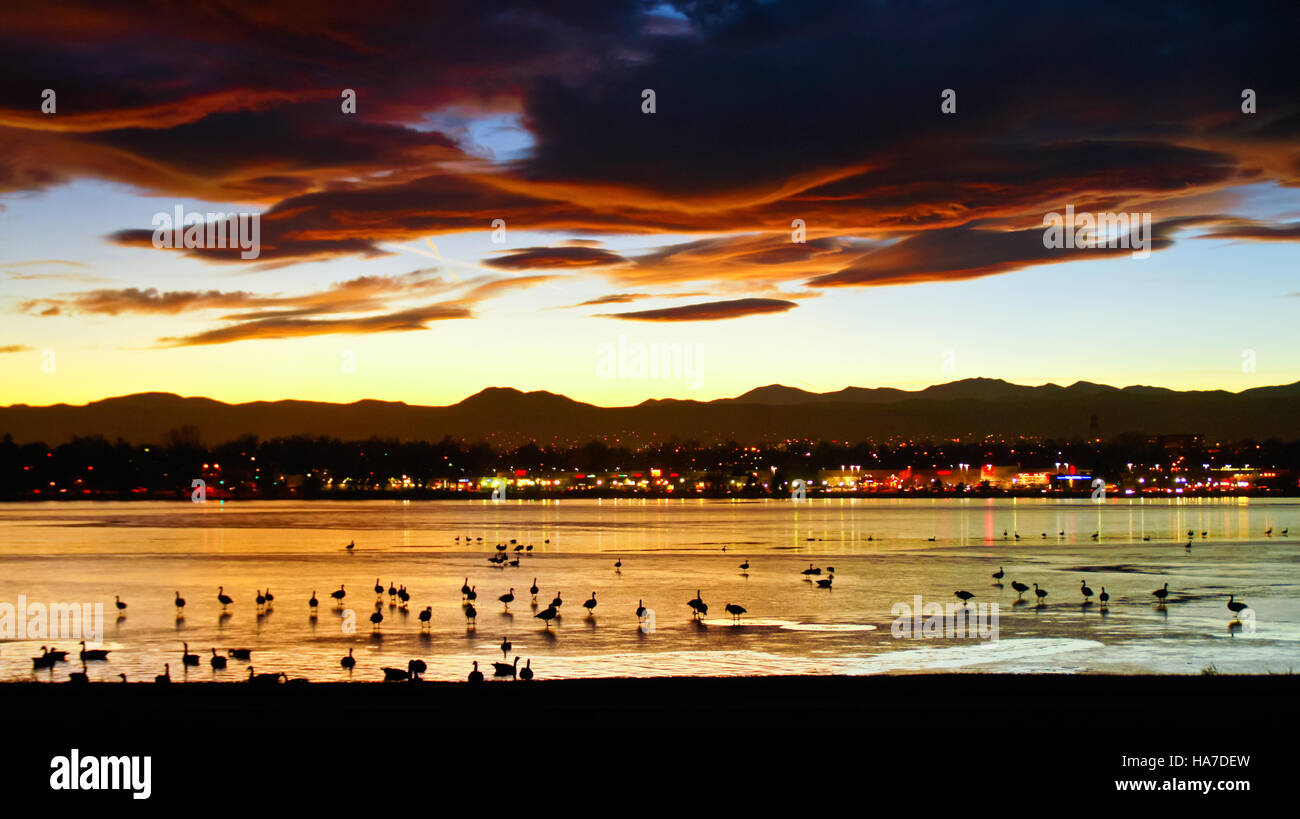 Mountain Wave Wolken über die Rocky Mountains zu schaffen, einen atemberaubenden Sonnenuntergang widerspiegelt gegen Sloans See in Denver Stockfoto