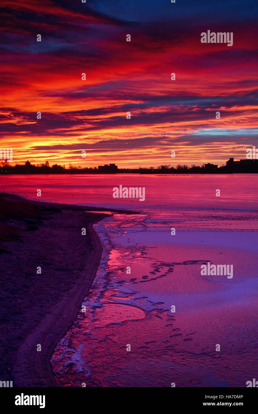 Der Sonnenaufgang bricht am Morgen des 13. Dezember über Sloans See in Denver, Colorado, erstellen einen atemberaubenden Glanz Stockfoto