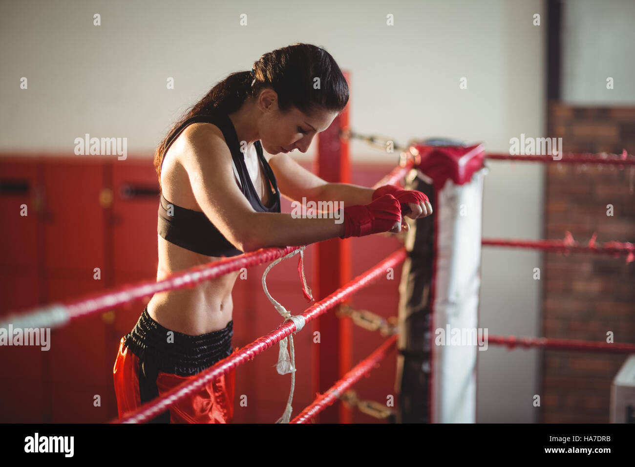 Boxerin im Boxring stehen Stockfoto
