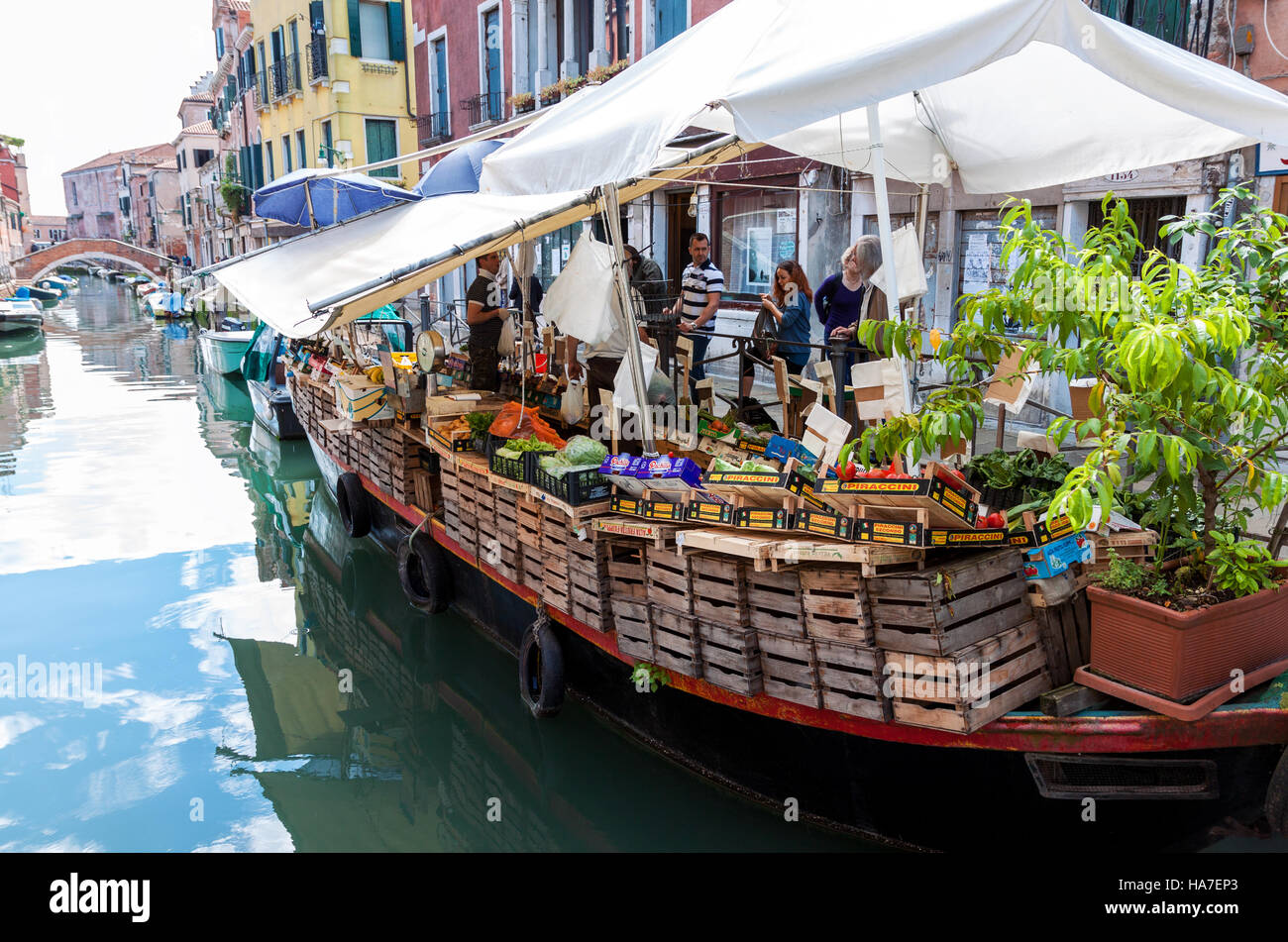 Schwimmende Markt Verkauf von Obst und Gemüse am Via Giuseppe Garibaldi in Venedig, Italien Stockfoto
