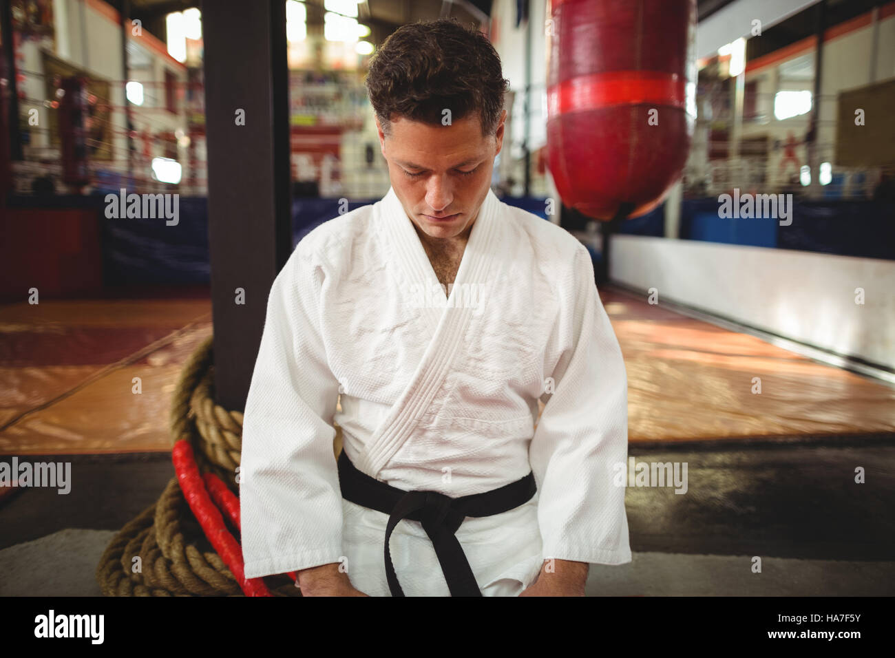 Karate-Spieler sitzen in Seiza-position Stockfoto
