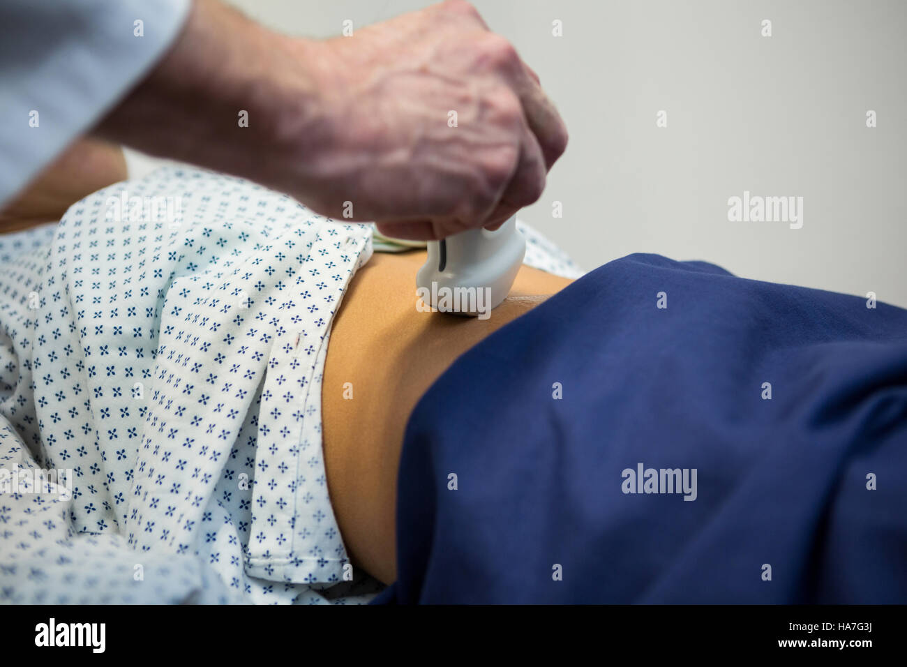 Ärzte eine doppler-Sonographie auf Patienten Stockfoto