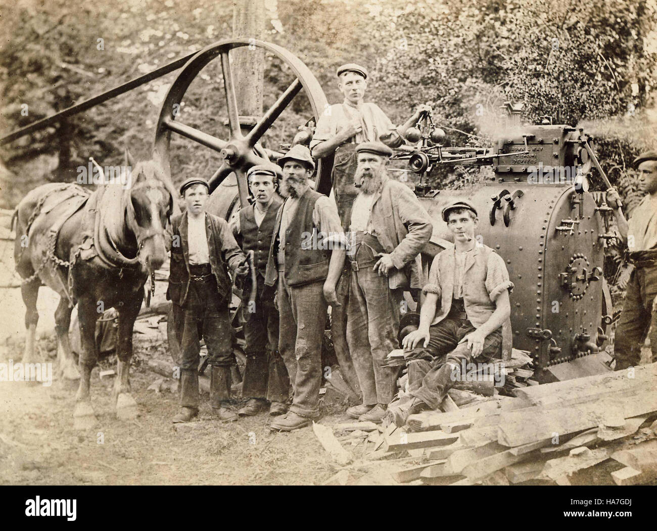 Historisches Archiv Bild von Arbeitnehmern mit braun und Mai Dampfmaschine und Arbeitspferd Stockfoto