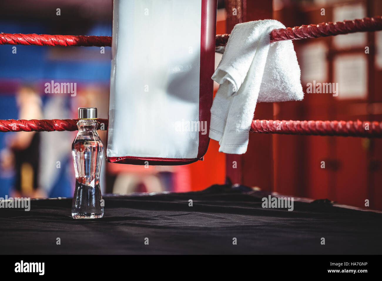 Flasche Wasser und ein Handtuch im Boxring Stockfoto