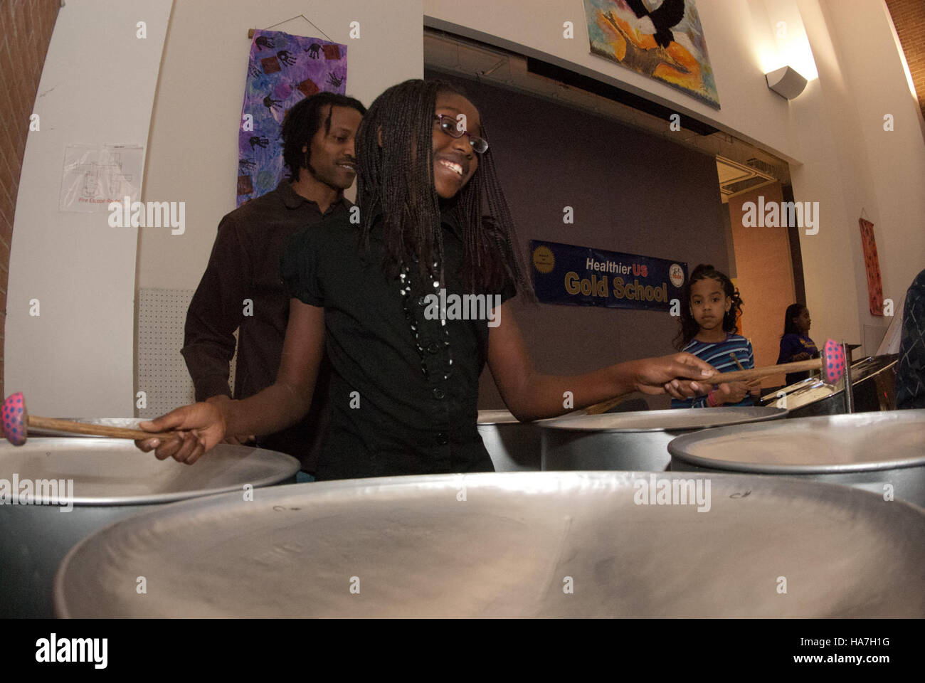 Ein USDA-Bild, das die Bemühungen zur Unterstützung von Nahrungsmittel- und Ernährungsdienstleistungen veranschaulicht. Der Schwerpunkt liegt auf der Bereitstellung nahrhafter Nahrungsmittel für die Gemeinden und der Gewährleistung der Ernährungssicherheit für alle Amerikaner. Stockfoto