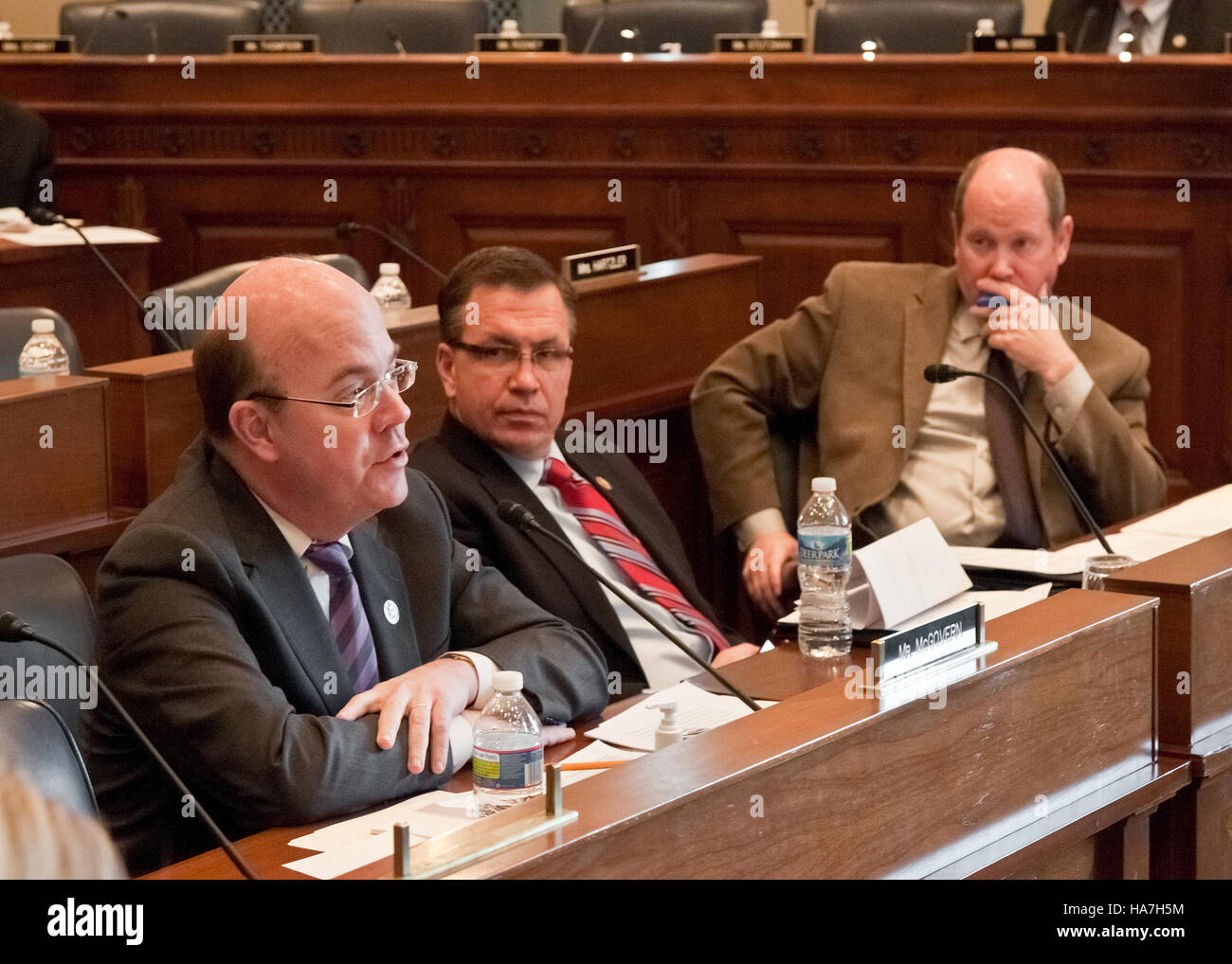 Eine Sitzung des Landwirtschaftsausschusses fand am 17. Februar 2011 im Longworth House Office Building statt. Wichtige Diskussionen konzentrierten sich auf den Zustand der Agrarwirtschaft, wobei Vertreter wie James McGovern, Reid Ribble und Robert Schilling Einblicke in Haushaltsvorschläge und Agrarpolitik für verschiedene staaten gaben. Stockfoto