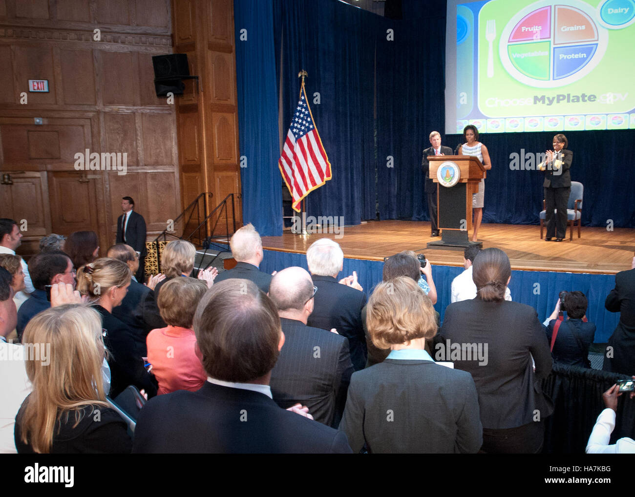 Die First Lady hebt die MyPlate-Initiative hervor und fördert gesündere Ernährungsentscheidungen und Ernährungsaufklärung durch die Programme des USDA zur Verbesserung der öffentlichen Gesundheit. Stockfoto