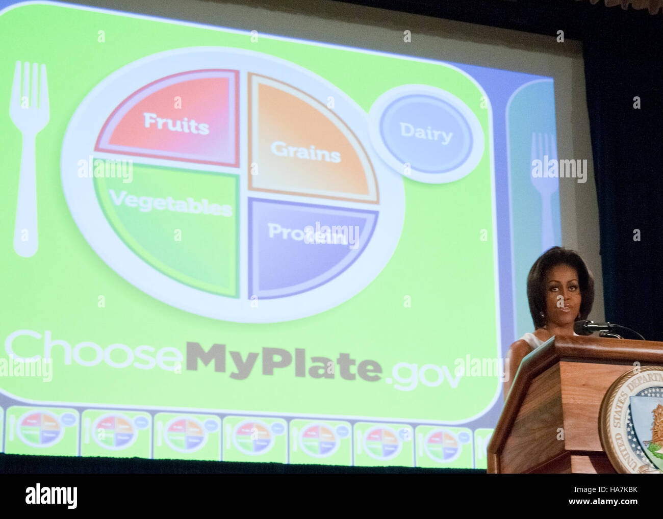 Das Center for Nutrition Policy and Promotion des USDA arbeitet daran, die öffentliche Gesundheit durch die Verbesserung der Ernährungserziehung, der Ernährungspolitik und der Programme zur Prävention von Adipositas zu fördern. Stockfoto