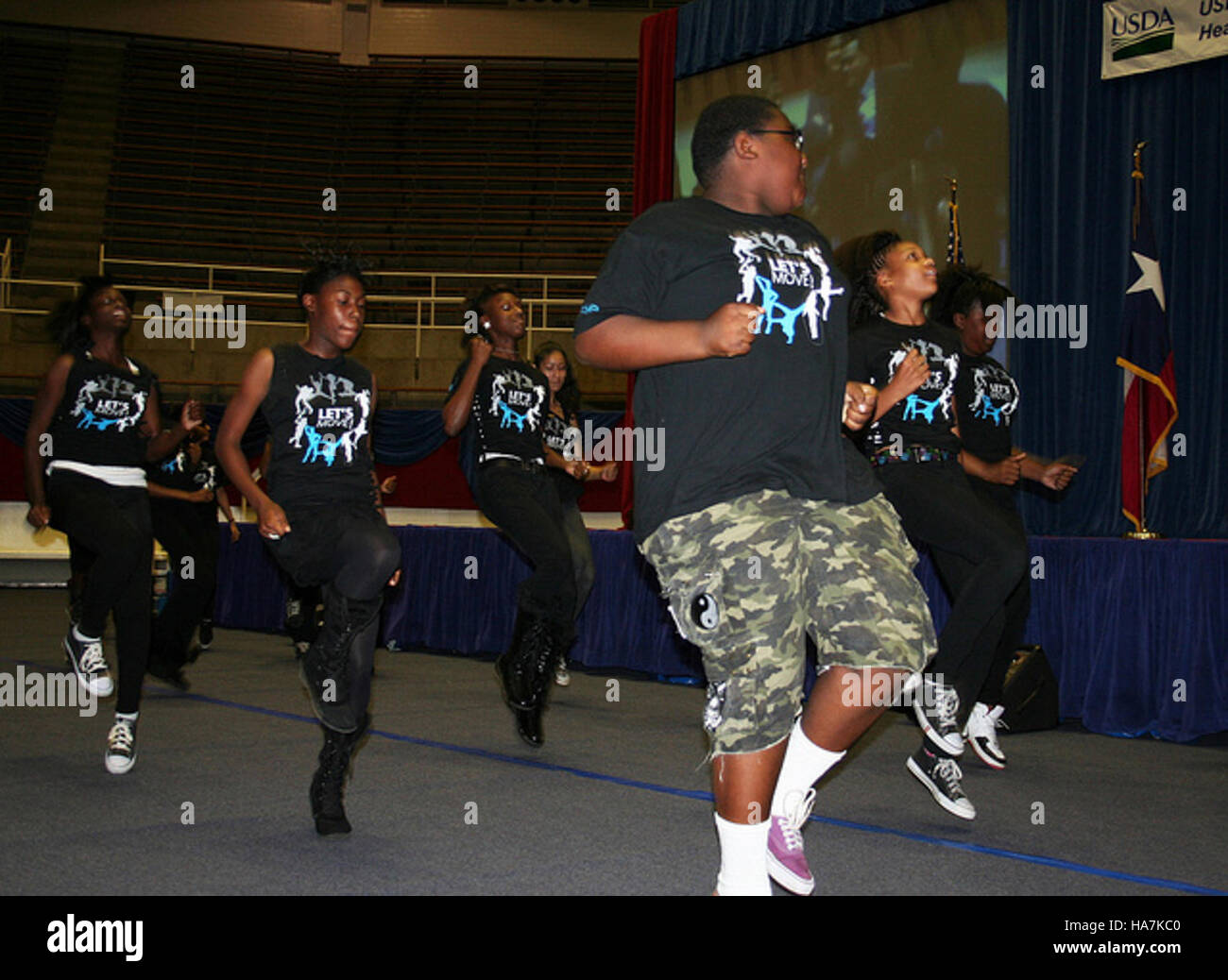 Die Initiative „Move Your Body“, unterstützt vom US-Landwirtschaftsministerium, fördert körperliche Aktivität und Wohlbefinden. Das Programm betont die Bedeutung regelmäßiger Bewegung für die allgemeine Gesundheit und das Wohlbefinden. Stockfoto