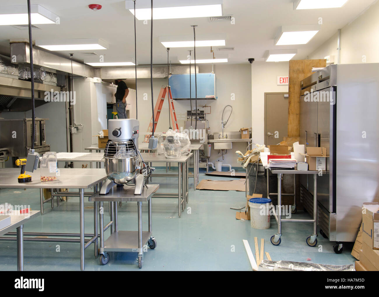 Dieses Bild zeigt das Rural Business Enterprise Grant (RBEG)-Programm des USDA, das lokale Unternehmen, einschließlich Inkubatorküchen, unterstützt. Das Programm trägt zur Förderung von Wirtschaftswachstum, nachhaltigen Praktiken und Innovation in ländlichen Gebieten bei. Stockfoto