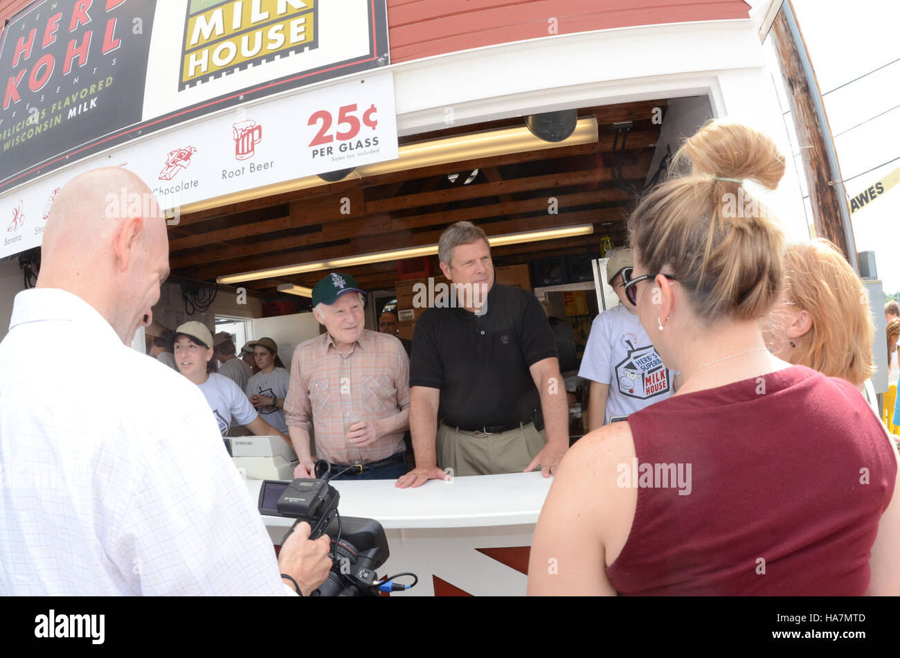 Dieses Bild zeigt eine Regierungsveranstaltung, die sich auf die Förderung wissenschaftlicher und politischer Initiativen in den Vereinigten Staaten konzentriert, wobei die Umweltpolitik und die Beteiligung des Bundes an wissenschaftlich orientierten Bemühungen hervorgehoben werden. Stockfoto