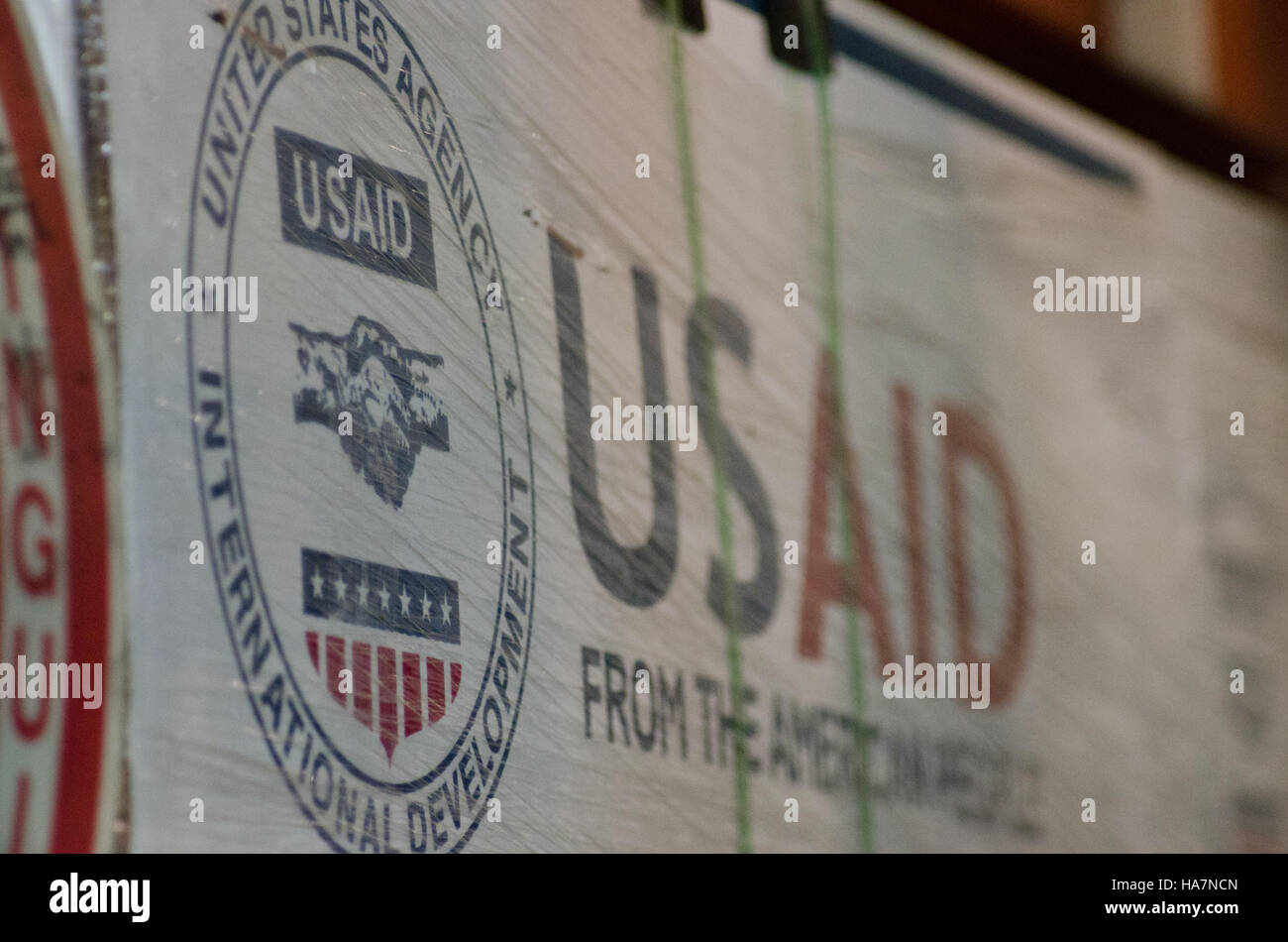 Eine humanitäre Logistikoperation, bei der die Hilfe über ein USDA-Lager verteilt wird, um die Bemühungen im Bereich Katastrophenhilfe und Logistikmanagement in Miami zu demonstrieren. Stockfoto