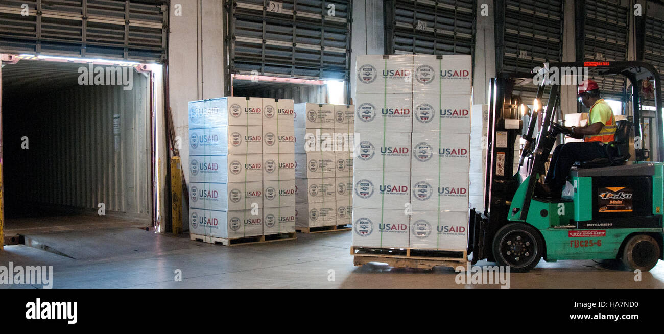 Dieses Bild zeigt die Bemühungen des US-Verteidigungsministeriums in der humanitären Logistik, wobei Hilfe an Bedürftige durch Partnerschaften mit USAID und dem Office of U.S. Foreign Disaster Assistance (OFDA) verteilt wird. Sie hebt die Rolle der Logistik bei Katastrophenschutzmaßnahmen hervor. Stockfoto