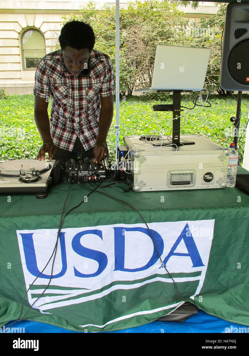 Dieses Bild zeigt eine vom USDA gesponserte Summer Bash-Veranstaltung mit Live-Musik und Aktivitäten zur Förderung eines gesunden Lebens und eines öffentlichen Engagements. Stockfoto