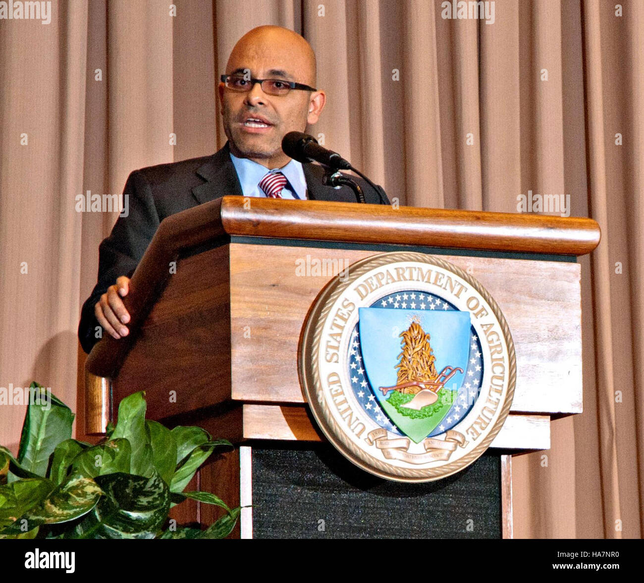 Dieses Bild des USDA unterstreicht die Integration der Landwirtschaft in die Bundespolitik, wobei der Schwerpunkt auf nachhaltigen landwirtschaftlichen Praktiken und der Rolle der Regierung bei der Förderung der landwirtschaftlichen Entwicklung und der Ernährungssicherheit liegt. Stockfoto