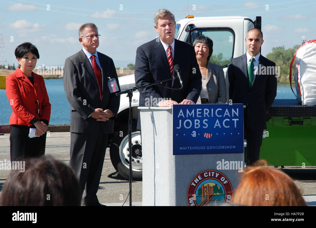 Das Bild zeigt ein Treffen mit Tom Vilsack, Landwirtschaftsminister, bei dem amerikanische Beschäftigungsinitiativen und die Bedeutung des Hafens von West Sacramento diskutiert werden. Sie stellt eine Kombination aus Wirtschafts- und Umweltpolitik dar, die auf die Schaffung von Arbeitsplätzen und die Entwicklung der Infrastruktur in der Region ausgerichtet ist. Stockfoto