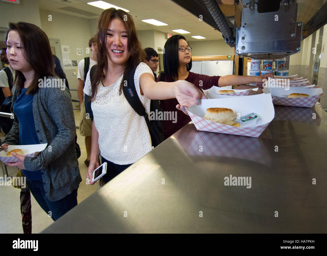 Der Food and Nutrition Service des USDA arbeitet mit den Arlington Public Schools zusammen, um gesunde Schulmahlzeiten wie das nahrhafte Frühstück mit Rührei und Keksen anzubieten. Stockfoto