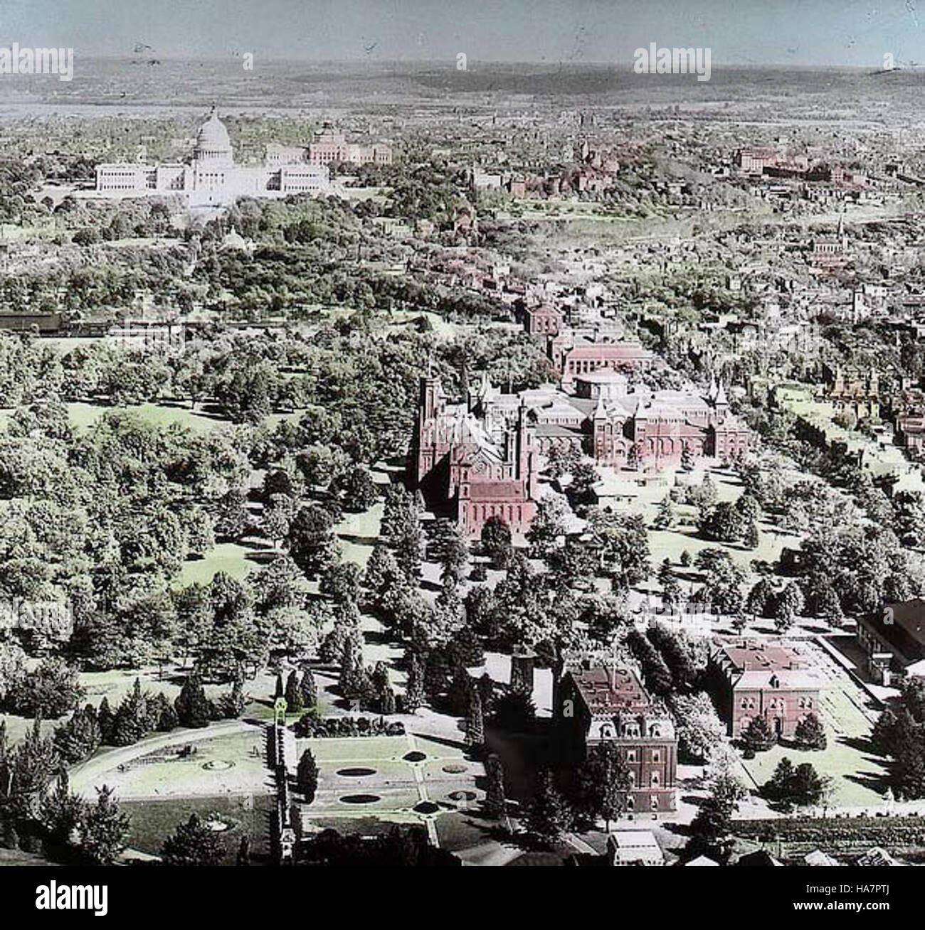 Das Bild zeigt das US-Kapitol, Smithsonian Castle und die umliegenden historischen Wahrzeichen in Washington, D.C. diese Wahrzeichen repräsentieren wichtige kulturelle, politische und wissenschaftliche Stätten. Stockfoto