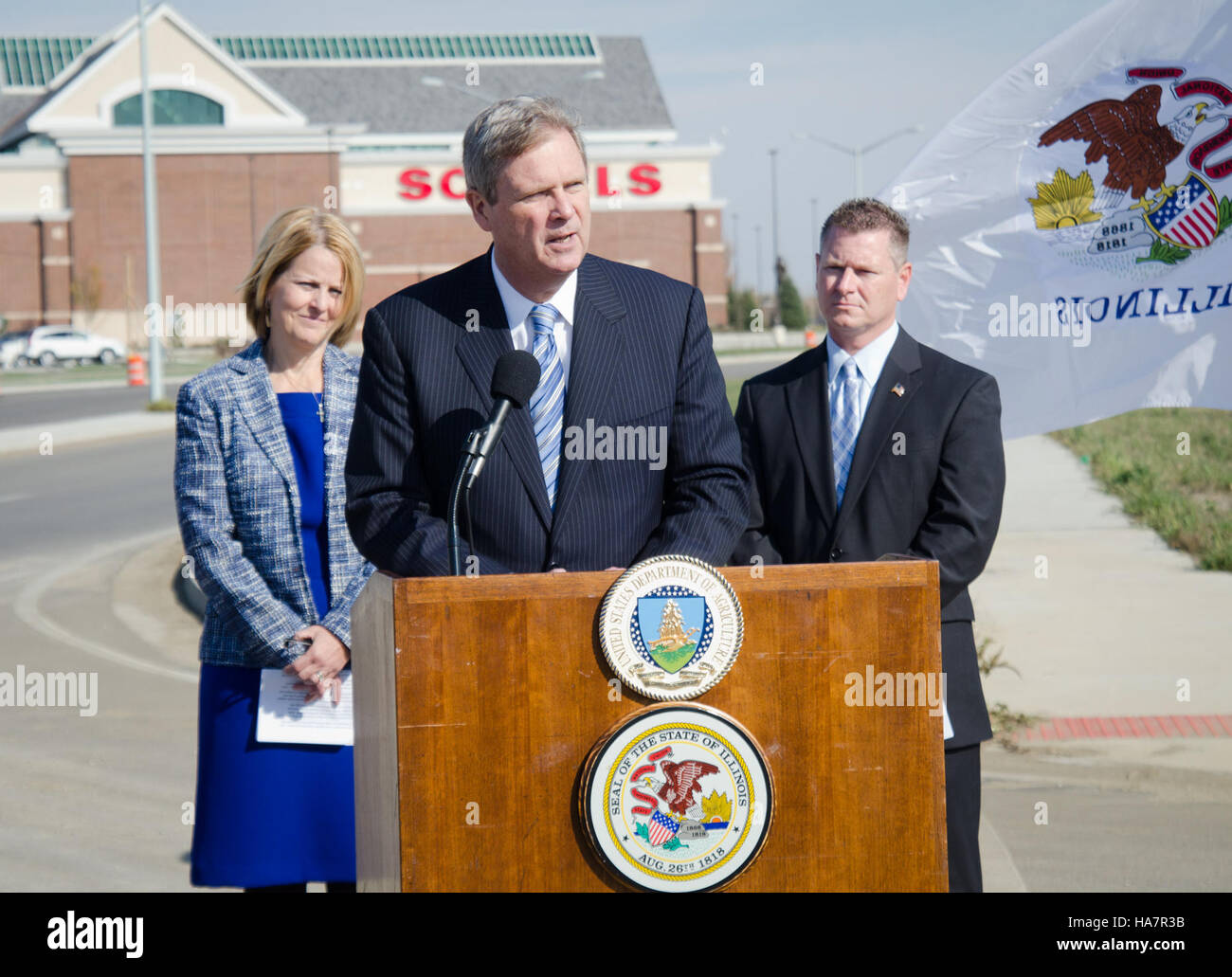 Landwirtschaftsminister Tom Vilsack spricht bei einem Treffen mit Regierungsbeamten über den American Jobs Act und seine Auswirkungen auf die US-Landwirtschaft. Stockfoto