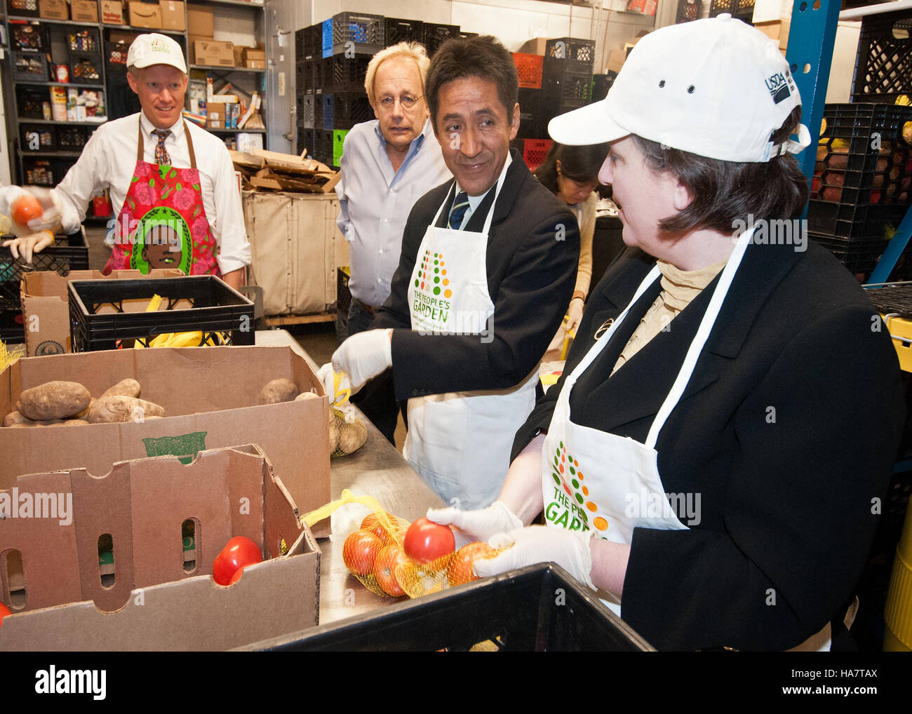 Eine USDA-Community-Veranstaltung im Arlington County mit Schwerpunkt auf Ernährungshilfe und dem Day of Service, an dem verschiedene Gemeindeorganisationen und Führungskräfte beteiligt sind. Stockfoto