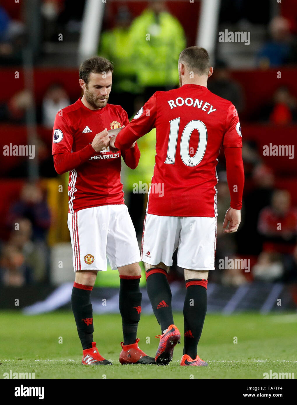 Manchester Uniteds Wayne Rooney (rechts) nimmt die Kapitäne Armband von Juan Mata nach auf das Spielfeld während der Premier-League-Spiel im Old Trafford, London ersetzt. Stockfoto