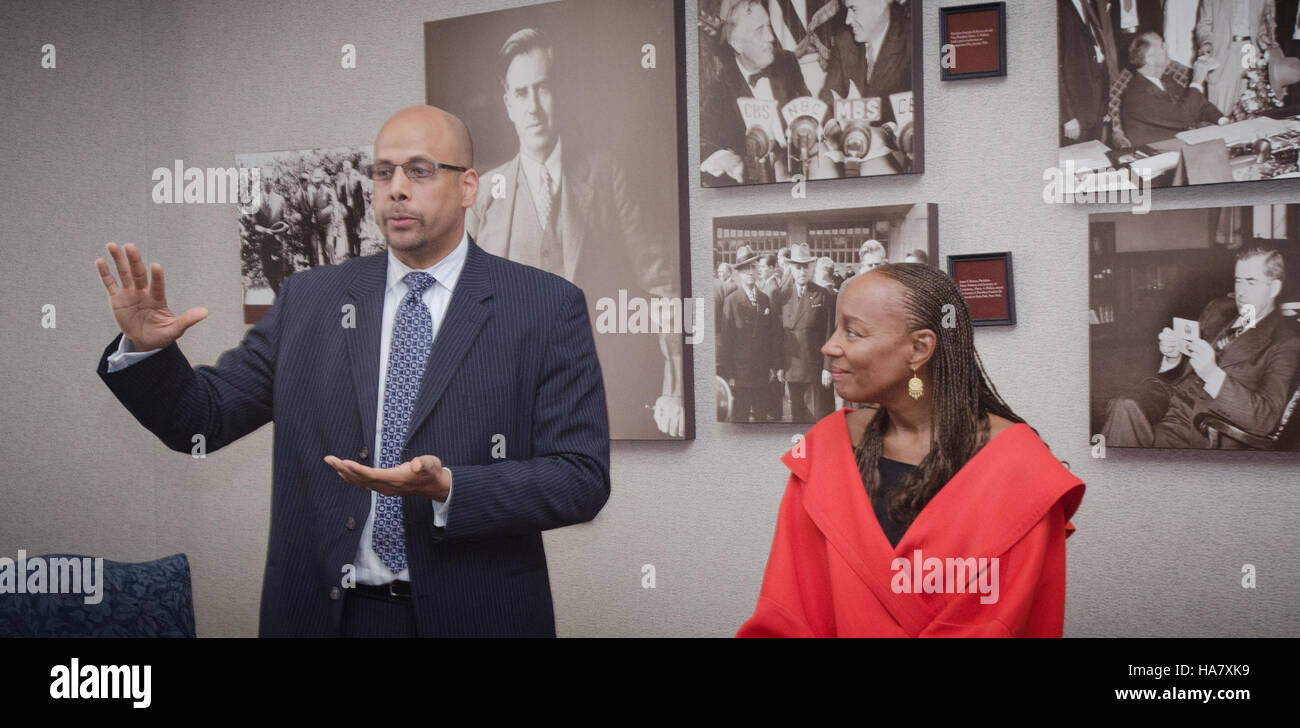 Das vom US-Landwirtschaftsministerium unterstützte Programm CARES (National CARES Mentoring Movement) konzentriert sich auf die Betreuung gefährdeter Jugendlicher. Das Programm dient der Orientierung und Unterstützung junger Menschen durch Bildungs- und Gemeinschaftsinitiativen. Stockfoto