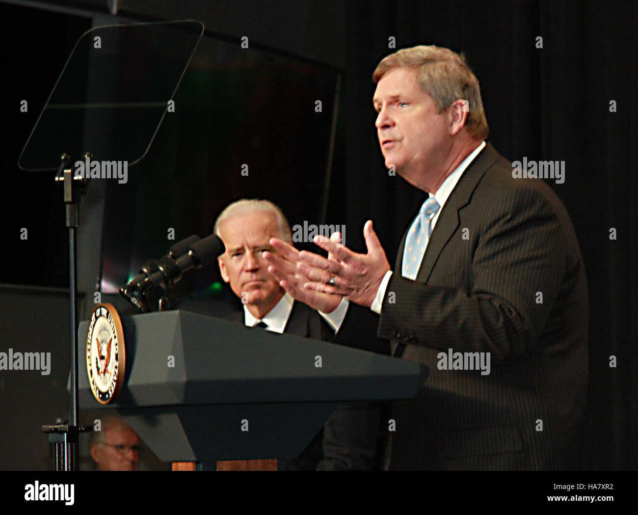 Minister Vilsack und Vizepräsident Biden diskutieren wichtige Agrarpolitiken im US-Landwirtschaftsministerium. Der Schwerpunkt liegt auf nationalen Agrarfragen, wobei Nachhaltigkeit, Innovation und Unterstützung für die Landwirtschaft in den USA hervorgehoben werden Stockfoto