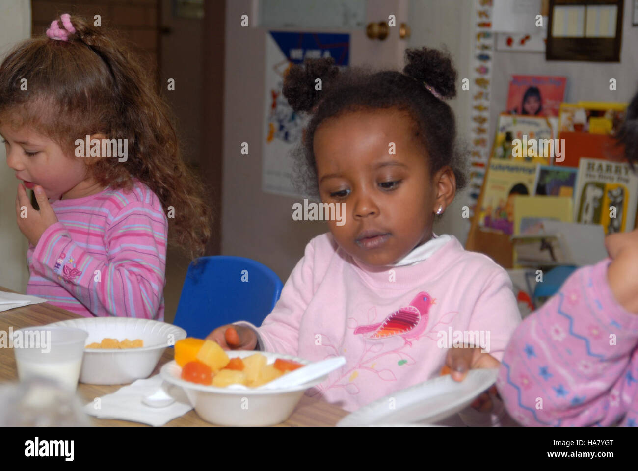 Dieses USDA-Bild unterstreicht die Bedeutung von Kinderbetreuungsprogrammen wie Head Start, die sich auf Ernährung, Bildung und die Bereitstellung nahrhafter Mahlzeiten für Kinder konzentrieren. Das USDA spielt eine wichtige Rolle bei der Unterstützung dieser Initiativen als Teil seiner umfassenderen Mission, die öffentliche Gesundheit und das Wohlbefinden durch Nahrungsmittelhilfe und Bildungsprogramme zu verbessern. Stockfoto