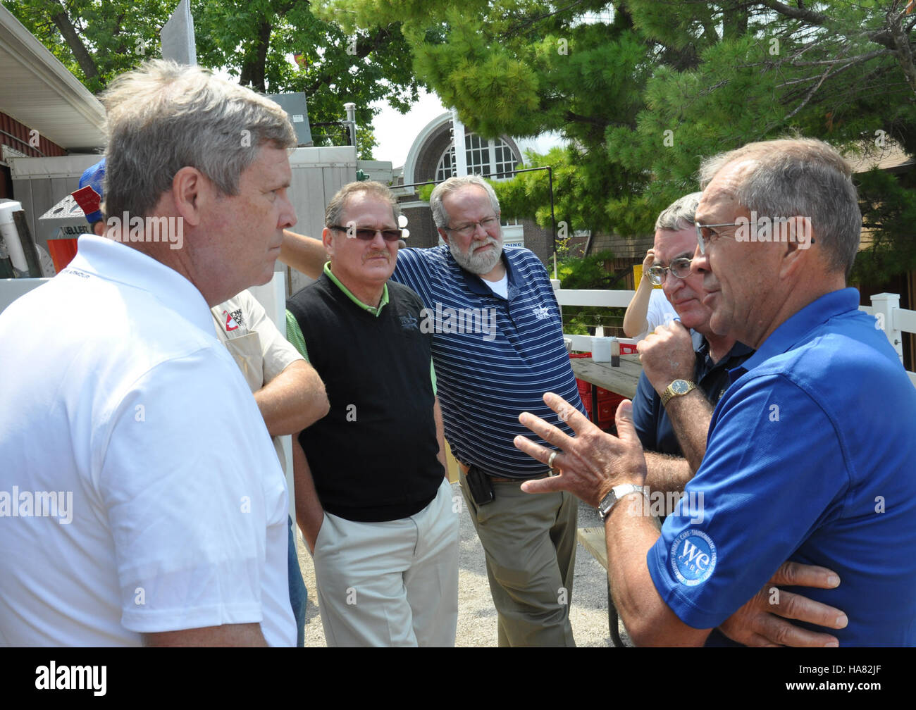 Landwirtschaftsminister Tom Vilsack spricht über die Auswirkungen der Dürre auf die landwirtschaftlichen Flächen in den USA und betont die Notwendigkeit nachhaltiger Landwirtschaftspraktiken und Unterstützung durch die USDA für Landwirte, die von Klimaereignissen betroffen sind. Stockfoto