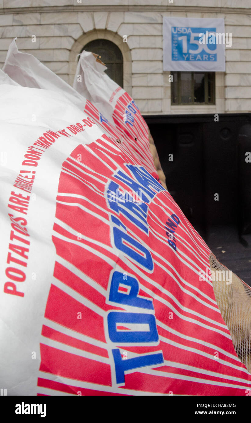 Das USDA arbeitet mit der D.C. Central Kitchen zusammen, um Nahrungsmittelhilfe während einer Nahrungsmittelhilfe zu leisten und so bedürftigen Familien und Gemeinden zu helfen. Stockfoto