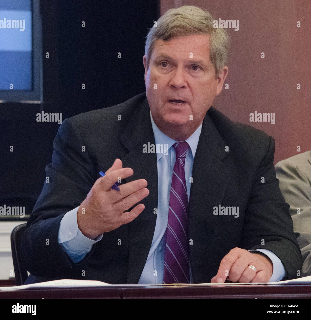 Dieses Bild zeigt eine gemeinsame Veranstaltung mit Vertretern verschiedener Bundesbehörden, einschließlich des USDA, der EPA und des Verteidigungsministeriums, die sich auf die Förderung nationaler Initiativen in Bezug auf Umweltschutz und ländliche Entwicklung konzentriert, wobei Nationalparks eine zentrale Rolle bei diesen Bemühungen spielen. Stockfoto